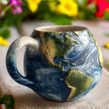 Ručno rađena šolja — „Pij svet u svojim dlanovima“