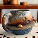 Ručno rađena šolja — „Pij između zvezda i planeta svaki dan“