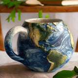 Ručno rađena šolja — „Pij svet u svojim dlanovima“