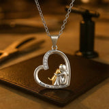 Nahrdelnik s objetim psa